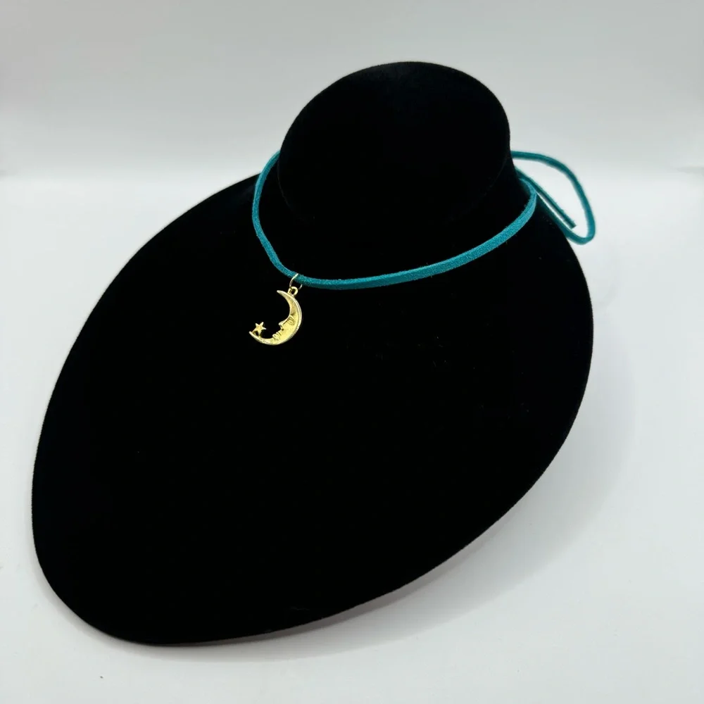 VINTAGE Gold-Tone Crescent Moon & Star Charm Choker Necklace